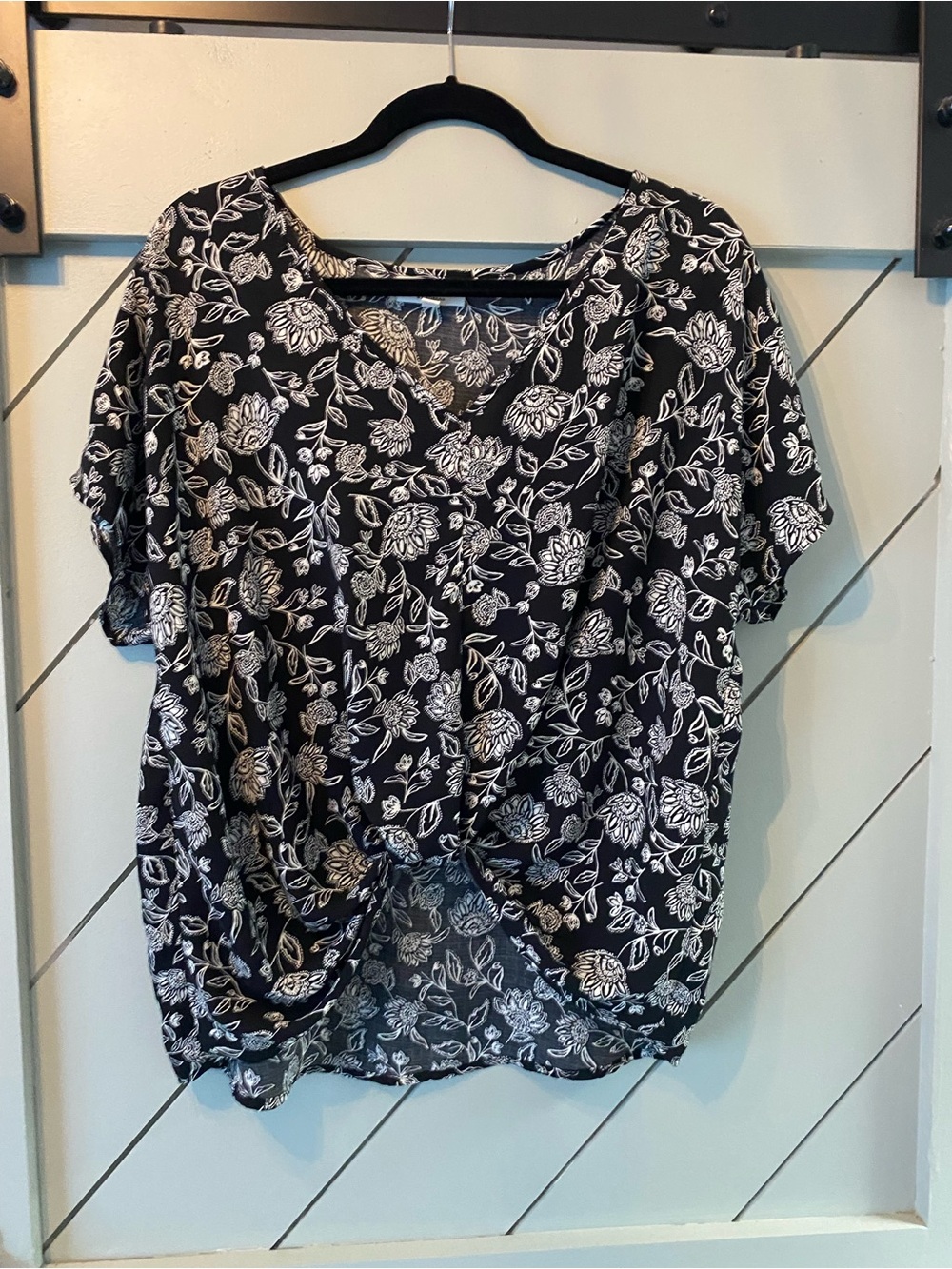 bobeau Black Floral Short-Sleeve Twist-Front Blouse